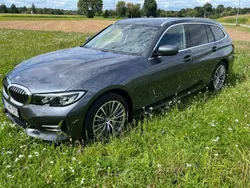 Grau Gebraucht 2021 BMW 330e Luxury Line Kombi | 32.200 € (Fairer Preis)