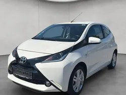 Weiß Gebraucht 2015 Toyota Aygo X-play Kleinwagen | 9.990 € (Teuer)