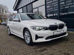 Weiß Gebraucht 2022 BMW 330e Advantage Limousine | 24.990 € (Superpreis)