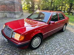 Rot Gebraucht 1992 Mercedes E260 Limousine | 10.790 €