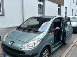 Grün Gebraucht 2006 Peugeot 1007 Van / Kleinbus | 1.950 € (Fairer Preis)