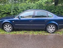 Blau Gebraucht 2001 VW Passat Limousine | 1.000 € (Guter Preis)
