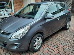 Grau Gebraucht 2012 Hyundai i20 Edition Limousine | 5.870 € (Fairer Preis)