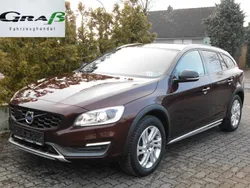 Braun Gebraucht 2015 Volvo V60 CC Summum Kombi | 17.990 € (Teuer)