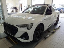 Gletscherweiß metallic Gebraucht 2022 Audi e-tron Black Edition SUV | 39.945 € (Guter Preis)