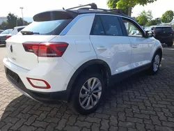 Pure white / dach: schwarz pure white / dach: schwarz Gebraucht 2023 VW T-Roc Life SUV | 21.879 € (Fairer Preis)