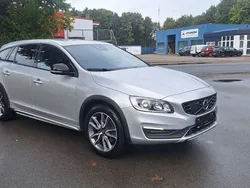 Silber Gebraucht 2016 Volvo V60 CC Summum Kombi | 9.999 €