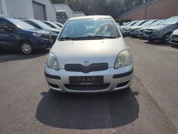 Silber Gebraucht 2003 Toyota Yaris Sol Limousine | 1.199 € (Fairer Preis)
