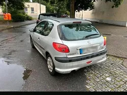 Silber Gebraucht 2004 Peugeot 206 Kleinwagen | 700 €