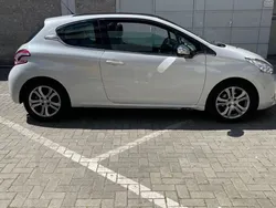 Weiß Gebraucht 2015 Peugeot 208 Allure Kleinwagen | 3.800 € (Superpreis)