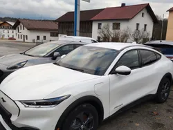 Weiß Gebraucht 2022 Ford Mustang Mach-E Basis SUV | 35.990 € (Guter Preis)