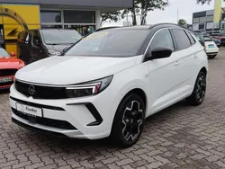 Weiss banquise (metallic) Gebraucht 2024 Opel Grandland X Ultimate SUV | 29.490 € (Teuer)