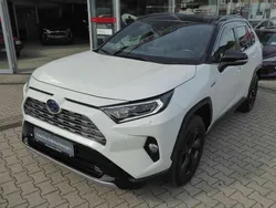 Novaweiß / schwarz Gebraucht 2019 Toyota RAV4 Style SUV | 26.590 € (Teuer)