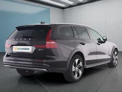 Grau Gebraucht 2023 Volvo V60 CC Kombi | 39.449 € (Fairer Preis)
