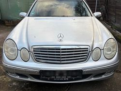 Silber Gebraucht 2003 Mercedes E220 Limousine | 2.990 €