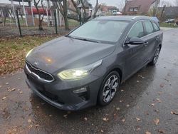 Grau Gebraucht 2018 Kia Ceed Kleinwagen | 11.000 € (Fairer Preis)