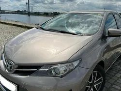 Braun Gebraucht 2015 Toyota Auris Hybrid Limousine | 10.800 € (Fairer Preis)