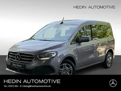 Grau Gebraucht 2023 Mercedes T180 Style Van / Kleinbus | 24.759 € (Superpreis)