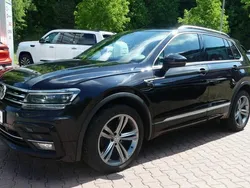 Schwarz (metallic) Gebraucht 2017 VW Tiguan R-line SUV | 21.990 €