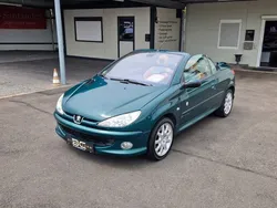 Grün Gebraucht 2003 Peugeot 206 CC Roland Garros Cabrio | 2.799 € (Fairer Preis)