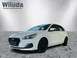 Polar white / sol weiß Gebraucht 2019 Hyundai i30 Trend Limousine | 12.840 € (Fairer Preis)