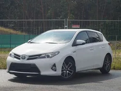 Weiß Gebraucht 2015 Toyota Auris Hybrid Edition Limousine | 9.900 € (Superpreis)