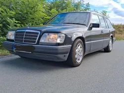 Grau Gebraucht 1994 Mercedes 220 Kombi | 2.400 €