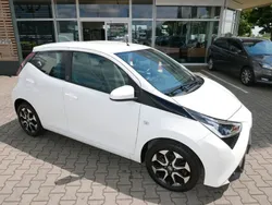 Weiß Gebraucht 2021 Toyota Aygo X-play Kleinwagen | 11.730 € (Etwas zu teuer)