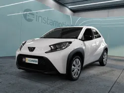 Weiß Gebraucht 2024 Toyota Aygo Play Kleinwagen | 15.239 € (Fairer Preis)