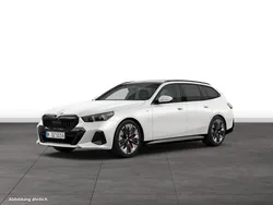 Mineralweiß metallic Gebraucht 2024 BMW 540 Comfort Edition Kombi | 72.434 €