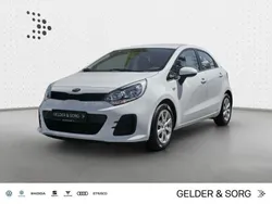 Schneeweiss Gebraucht 2016 Kia Rio Limousine | 8.990 € (Fairer Preis)