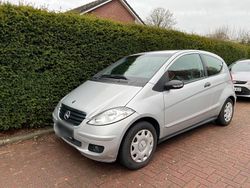 Silber Gebraucht 2016 Mercedes A150 Kleinwagen | 2.400 €