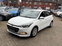 Weiß Gebraucht 2016 Hyundai i20 Classic Limousine | 7.900 € (Fairer Preis)