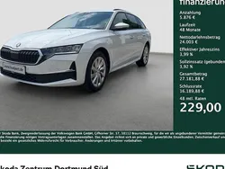 Weiß Gebraucht 2024 Skoda Octavia Selection Kombi | 29.879 € (Fairer Preis)
