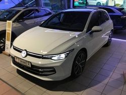 Weiß (pure white uni / schwarz uni (dachfarbe)) Gebraucht 2024 VW Golf VIII Edition Limousine | 39.850 € (Teuer)