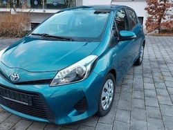 Reflex turquoise Gebraucht 2013 Toyota Yaris Hybrid Life Limousine | 9.500 € (Fairer Preis)