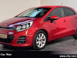 Signalrot met. Gebraucht 2016 Kia Rio 2 Limousine | 13.499 € (Teuer)