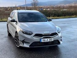 Grau Gebraucht 2023 Kia Ceed Kleinwagen | 21.000 € (Etwas zu teuer)