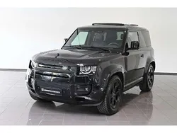 Schwarz santorini black metallic (metallic) Gebraucht 2024 Land Rover Defender SE SUV | 66.750 € (Superpreis)