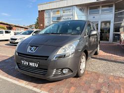 Grau Gebraucht 2011 Peugeot 5008 Family Van / Kleinbus | 6.999 € (Teuer)