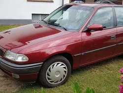 Rot Gebraucht 1996 Opel Astra Limousine | 1.000 € (Guter Preis)