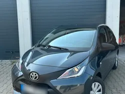 Grau Gebraucht 2015 Toyota Aygo Kleinwagen | 5.500 € (Fairer Preis)