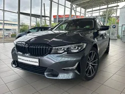 Grau Gebraucht 2022 BMW 330e Luxury Line Kombi | 31.590 € (Fairer Preis)