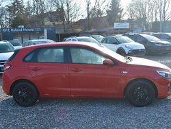 Rot Gebraucht 2018 Hyundai i30 Pure Limousine | 12.690 € (Fairer Preis)