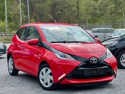 Rot Gebraucht 2015 Toyota Aygo X-play Kleinwagen | 5.490 € (Fairer Preis)