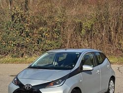 Grau Gebraucht 2016 Toyota Aygo X-play Kleinwagen | 6.500 € (Guter Preis)