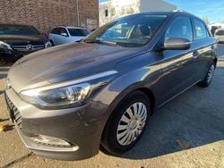 Grau Gebraucht 2016 Hyundai i20 Trend Limousine | 8.290 € (Guter Preis)