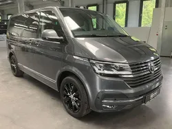 Grau Gebraucht 2022 VW Multivan Highline Van / Kleinbus | 49.990 € (Guter Preis)