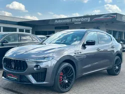 Grau Gebraucht 2022 Maserati Levante SUV | 66.000 € (Teuer)