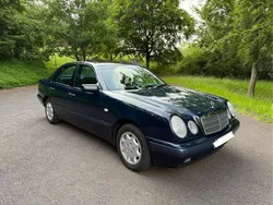 Blau Gebraucht 1998 Mercedes E220 Limousine | 5.690 € (Etwas zu teuer)